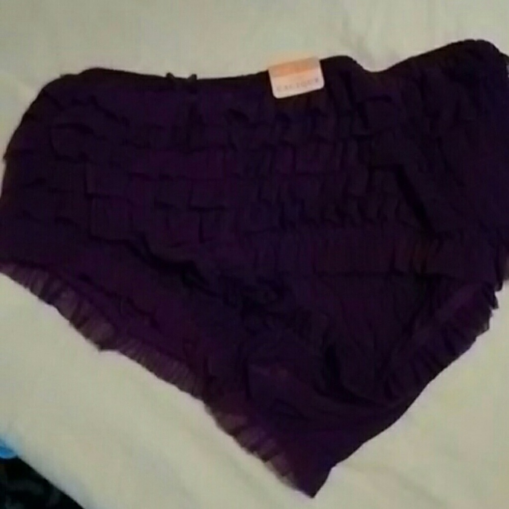cacique ruffle boy short